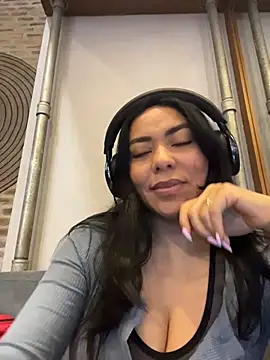 Snapshot of PetitLumiere chatting on October 15, 2025, 9:01 pm PetitLumiere online show from October 15, 2025, 9:01 pm