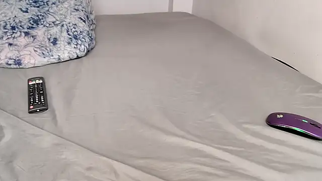 Snapshot of caarlywhitee chatting on December 17, 2025, 1:21 am caarlywhitee online show from December 17, 2025, 1:21 am