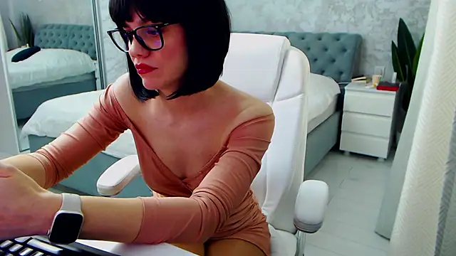 Snapshot of Ellysse_ chatting on February 10, 2026, 11:42 am Ellysse online show from February 10, 2026, 11:42 am