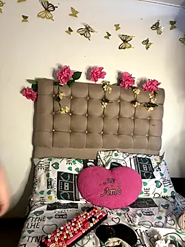 Snapshot of Jullieetta chatting on October 22, 2025, 11:42 am Jullieetta online show from October 22, 2025, 11:42 am