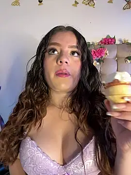 Jullieetta online show from February 12, 2026, 7:46 pm