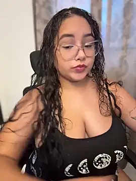Snapshot of CurlyGirl_1 chatting on June 18, 2026, 11:21 pm CurlyGirl 1 online show from June 18, 2026, 11:21 pm