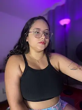 Snapshot of CurlyGirl_1 chatting on February 12, 2026, 12:32 am CurlyGirl 1 online show from February 12, 2026, 12:32 am