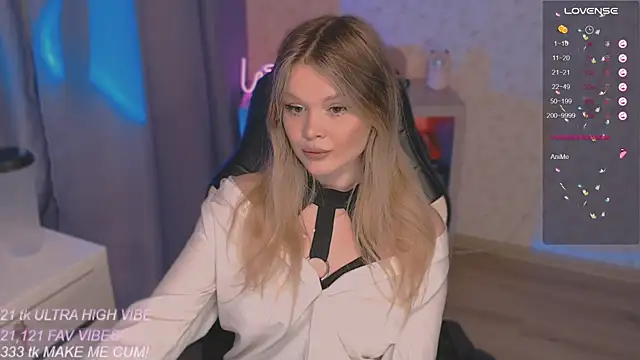 Snapshot of VeronaAura chatting on October 2, 2025, 8:45 pm VeronaAura online show from October 2, 2025, 8:45 pm