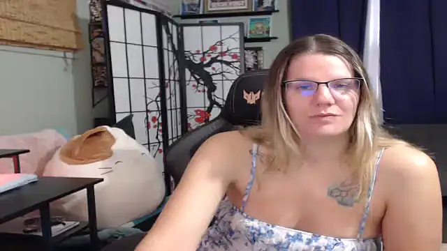 Snapshot of Sarahtineke chatting on November 10, 2025, 2:33 pm Sarahtineke online show from November 10, 2025, 2:33 pm