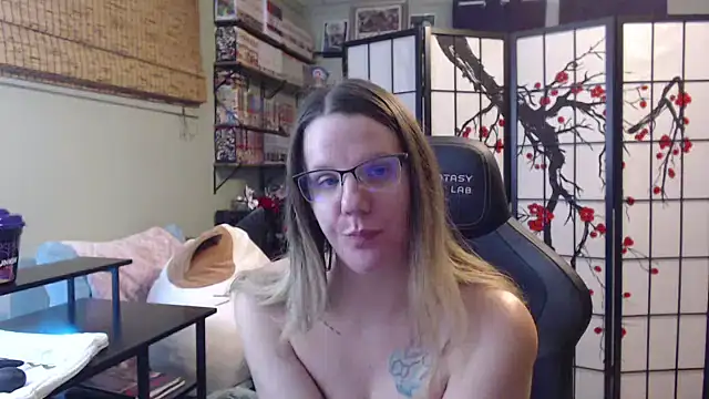 Snapshot of Sarahtineke chatting on February 10, 2026, 5:28 am Sarahtineke online show from February 10, 2026, 5:28 am