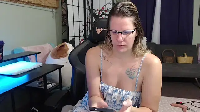 Snapshot of Sarahtineke chatting on November 18, 2025, 3:59 pm Sarahtineke online show from November 18, 2025, 3:59 pm