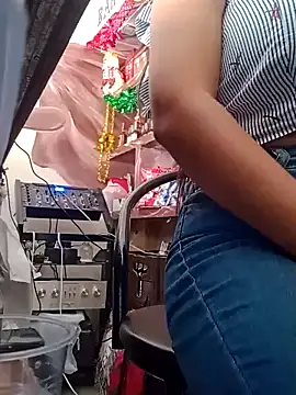 Snapshot of VivienAndClark chatting on December 11, 2024, 3:58 pm VivienAndClark online show from December 11, 2024, 3:58 pm