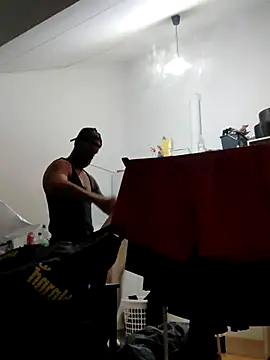 Snapshot of eltoulou chatting on October 13, 2025, 5:14 pm eltoulou online show from October 13, 2025, 5:14 pm