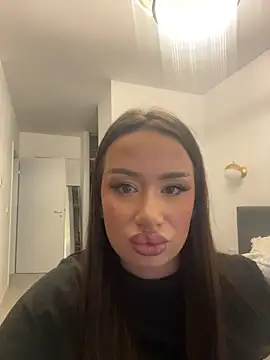 deliaroyal online show from November 18, 2025, 2:09 pm