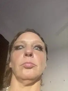 Snapshot of Everlyrose27 chatting on December 18, 2024, 3:37 am Everlyrose27 online show from December 18, 2024, 3:37 am