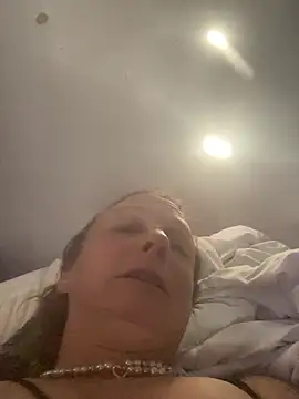 Snapshot of Everlyrose27 chatting on December 17, 2024, 2:33 pm Everlyrose27 online show from December 17, 2024, 2:33 pm