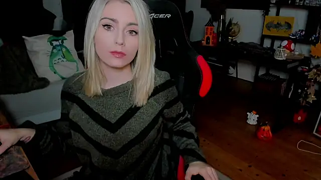 Snapshot of Lisaonthemoon chatting on October 22, 2025, 5:56 pm Lisaonthemoon online show from October 22, 2025, 5:56 pm