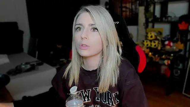 Snapshot of Lisaonthemoon chatting on September 23, 2025, 4:47 pm Lisaonthemoon online show from September 23, 2025, 4:47 pm