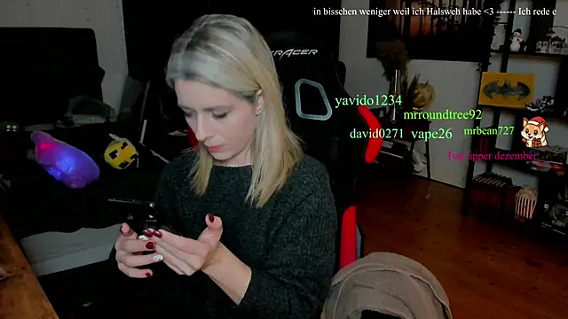 Snapshot of Lisaonthemoon chatting on December 14, 2025, 6:35 pm Lisaonthemoon online show from December 14, 2025, 6:35 pm