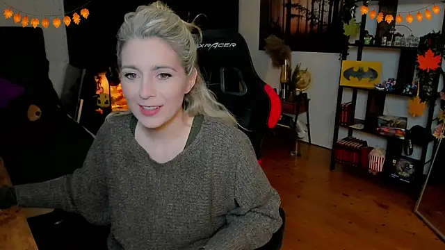 Snapshot of Lisaonthemoon chatting on October 29, 2025, 8:41 pm Lisaonthemoon online show from October 29, 2025, 8:41 pm