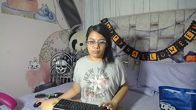 Snapshot of KEYRA-MILLER- chatting on October 23, 2025, 2:32 am KEYRA-MILLER- online show from October 23, 2025, 2:32 am