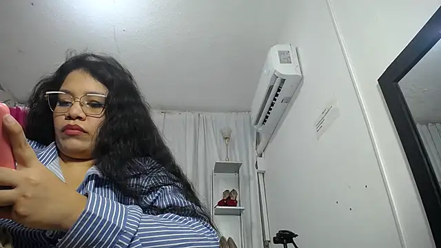 Snapshot of KEYRA-MILLER- chatting on November 17, 2025, 2:37 am KEYRA-MILLER- online show from November 17, 2025, 2:37 am