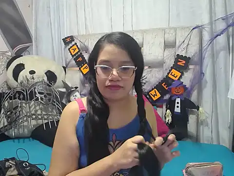 Snapshot of KEYRA-MILLER- chatting on November 4, 2025, 2:04 am KEYRA-MILLER- online show from November 4, 2025, 2:04 am