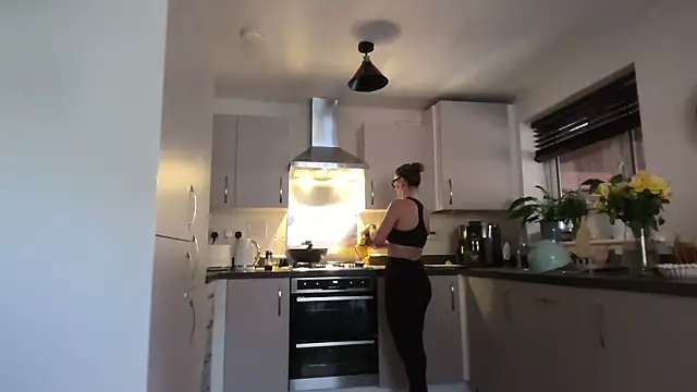 SweetMonicaUK online show from April 15, 2026, 8:31 am