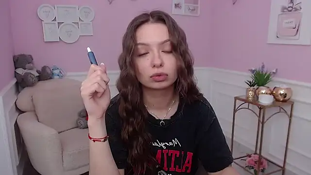 Snapshot of LucySkilar chatting on November 27, 2025, 6:03 am LucySkilar online show from November 27, 2025, 6:03 am