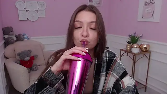 Snapshot of LucySkilar chatting on November 3, 2025, 7:35 am LucySkilar online show from November 3, 2025, 7:35 am