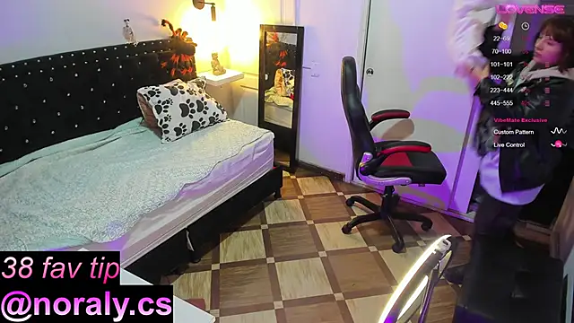 Snapshot of hey_noraly chatting on October 31, 2025, 3:58 am hey noraly online show from October 31, 2025, 3:58 am