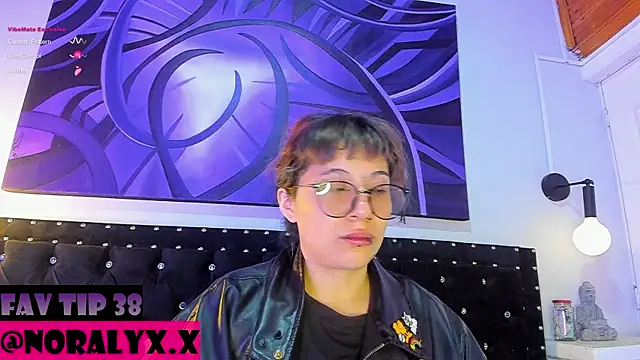 Snapshot of hey_noraly chatting on July 14, 2026, 4:17 am hey noraly online show from July 14, 2026, 4:17 am
