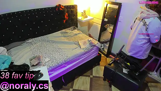 Snapshot of hey_noraly chatting on October 29, 2025, 4:11 am hey noraly online show from October 29, 2025, 4:11 am