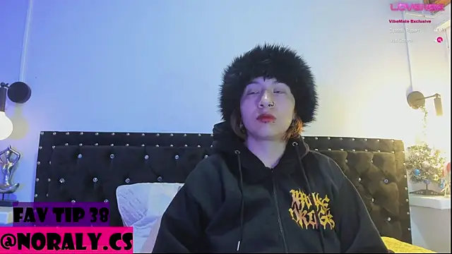 Snapshot of hey_noraly chatting on December 2, 2025, 4:03 am hey noraly online show from December 2, 2025, 4:03 am