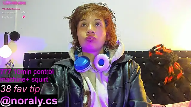 Snapshot of hey_noraly chatting on October 25, 2025, 4:11 am hey noraly online show from October 25, 2025, 4:11 am