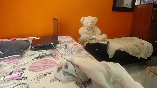 raniafantasianal online show from December 3, 2024, 9:06 pm