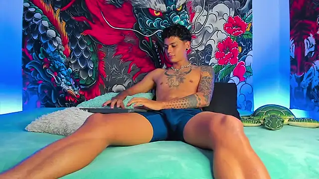 Snapshot of Maxi_Gray chatting on October 24, 2025, 8:35 am Maxi Gray online show from October 24, 2025, 8:35 am