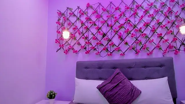 Snapshot of Oriana_Guzman chatting on March 6, 2025, 12:30 pm Oriana Guzman online show from March 6, 2025, 12:30 pm