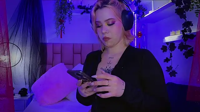 Snapshot of albaismynameX chatting on October 27, 2025, 12:17 pm albaismynameX online show from October 27, 2025, 12:17 pm