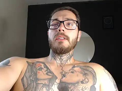 Snapshot of clark_r chatting on October 7, 2025, 12:22 am clark r online show from October 7, 2025, 12:22 am