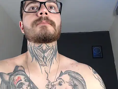 Snapshot of clark_r chatting on September 10, 2025, 12:42 am clark r online show from September 10, 2025, 12:42 am