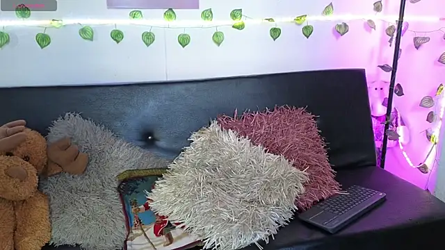 Snapshot of alondra_darling chatting on December 15, 2025, 4:13 pm alondra darling online show from December 15, 2025, 4:13 pm