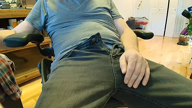 Snapshot of massive_cum chatting on March 6, 2025, 9:09 pm massive cum online show from March 6, 2025, 9:09 pm