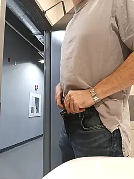 Snapshot of massive_cum chatting on November 5, 2025, 12:36 am massive cum online show from November 5, 2025, 12:36 am