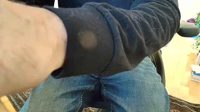 Snapshot of massive_cum chatting on October 20, 2025, 5:35 pm massive cum online show from October 20, 2025, 5:35 pm