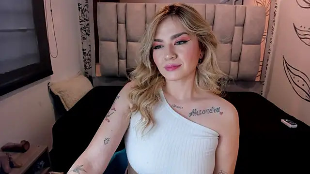 Snapshot of KataHot_ chatting on November 12, 2025, 8:23 pm KataHot online show from November 12, 2025, 8:23 pm