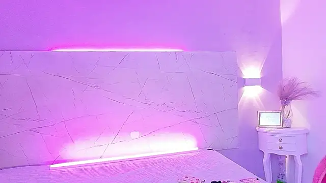 AbrilBrent online show from November 18, 2025, 7:50 pm