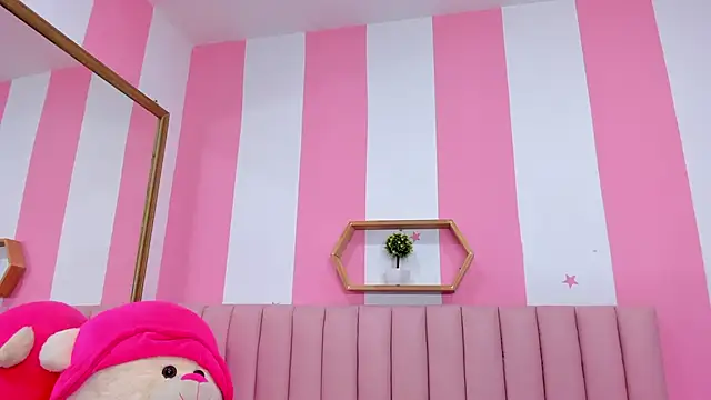 ISABELLA 020 online show from November 18, 2025, 11:57 am