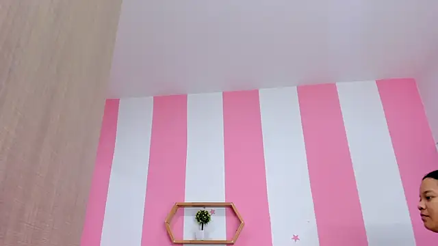 ISABELLA 020 online show from November 7, 2025, 1:59 pm