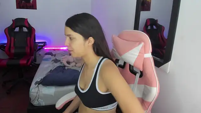 Snapshot of jessi_and_boy chatting on December 4, 2025, 7:24 pm jessi and boy online show from December 4, 2025, 7:24 pm