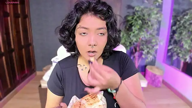 Snapshot of Evelynn chatting on November 5, 2025, 10:51 am Evelynn online show from November 5, 2025, 10:51 am