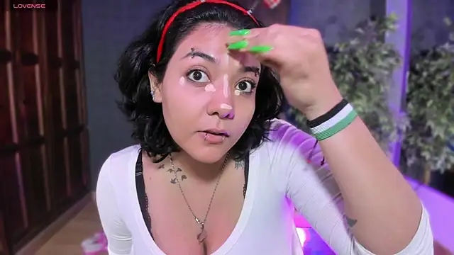 Snapshot of Evelynn chatting on December 14, 2025, 12:55 pm Evelynn online show from December 14, 2025, 12:55 pm