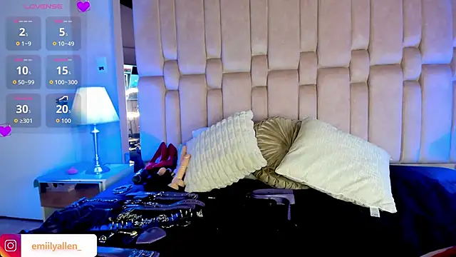 EmilyAllen  online show from October 18, 2025, 3:41 am