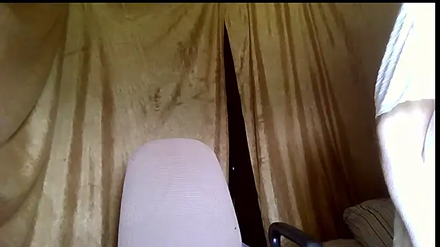 Snapshot of _Estelitta_5 chatting on June 4, 2026, 9:47 am Estelitta 5 online show from June 4, 2026, 9:47 am
